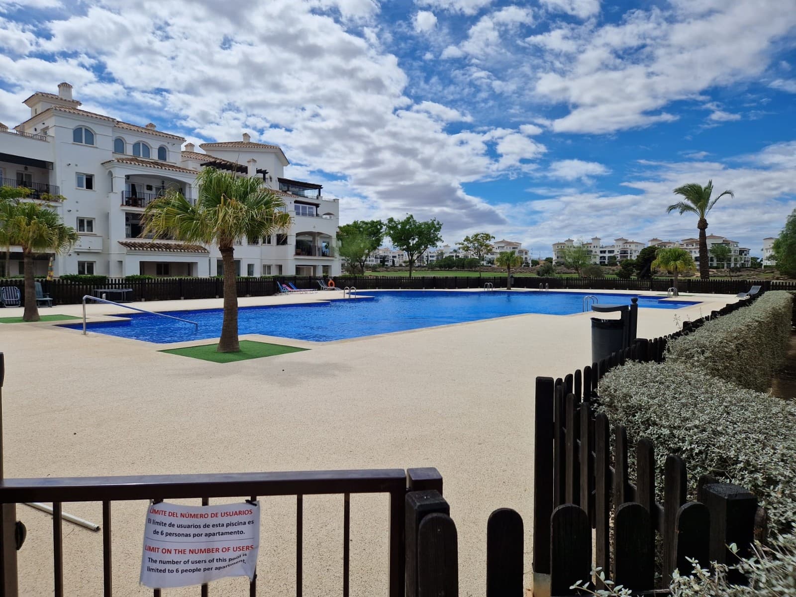 Квартира на первом этаже в Hacienda Riquelme Golf Resort Представляем эту красивую квартиру на первом этаже с 2 спальнями, расположенную в престижном Hacienda Riquelme Golf Resort.В квартире:  2 террасы: одна крытая и одна открытая, идеально подходит для отдыха на солнце и наслаждения видами Отличное общее состояние и прекрасный вид на поле для гольфа Полностью меблирована и готова к проживанию Комплекс полностью огорожен и охраняется 24 часа в сутки, обеспечивая спокойствие и безопасность. Для жителей доступен большой общий бассейн, что делает эту недвижимость настоящей роскошью.Квартира идеально подходит как для постоянного проживания, так и для отдыха или сдачи в аренду.Место в гараже включено Мебель включенаНе упустите возможность приобрести красивую квартиру в одном из самых престижных гольф-курортов на Коста-Калида.