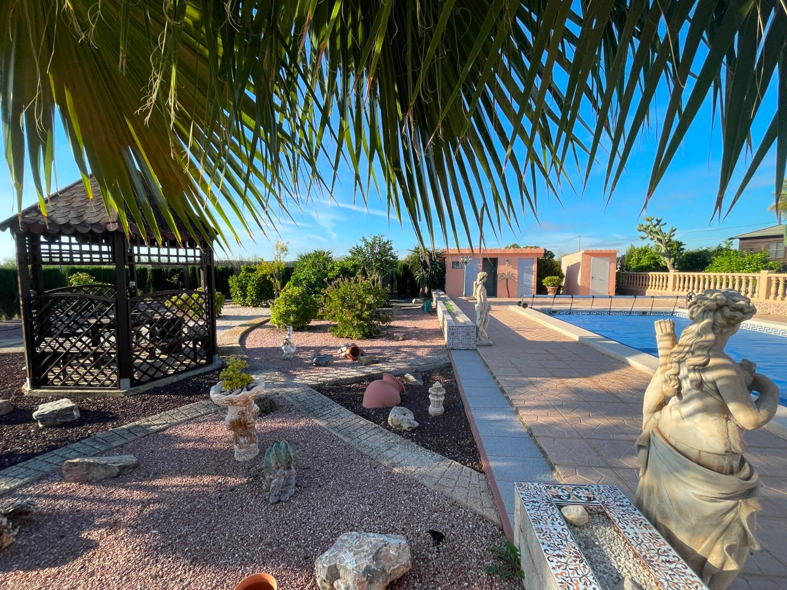 Деревенский дом в Кревильенте – Полностью узаконен и готов к оформлениюПредлагается великолепный загородный дом в Кревильенте с полностью оформленной документацией, что делает его уникальным предложением без юридических рисков. Имеются сертификат пригодности для проживания, энергетический сертификат, положительный акт инспекции и обновлённый септик. Дом полностью готов к немедленному оформлению собственности.Основные характеристики Площадь участка: 4 412 м² Общая застроенная площадь: 315 м² Главный дом (184 м²) Светлый и ухоженный дом, включающий: Просторная гостиная-столовая с выходом на верандy и застеклённую террасу Большая кухня с кладовой 3 спальни 2 ванные комнаты Уютная и комфортная атмосфера для проживания в любое время года Дополнительные строения На участке расположены дополнительные помещения с разнообразными возможностями использования: Деревянный домик с крытой террасой, идеален как зона отдыха или гостевой дом Второй деревянный домик, используется как сарай, но может быть переоборудован под жильё Кирпичное строение, подходит под мастерскую, гараж или дом для гостей Летняя кухня с барбекю и закрытым помещением для хранения, которое также можно превратить в жилое помещение Рядом с бассейном расположены душевые и санузлы на открытом воздухе, идеально подходящие для летнего сезона.Окрестности и коммуникации На участке растут плодовые деревья и оливы, отделённые от основной зоны кипарисами Подключено электричество и водопровод, а также имеется вода для полива Электросистема обновлена Заключение Это по-настоящему уникальная усадьба, идеально подходящая для тех, кто ищет спокойствие, комфорт и юридическую уверенность. В отличном состоянии и с полной документацией – отличный вариант для проживания или инвестиций.