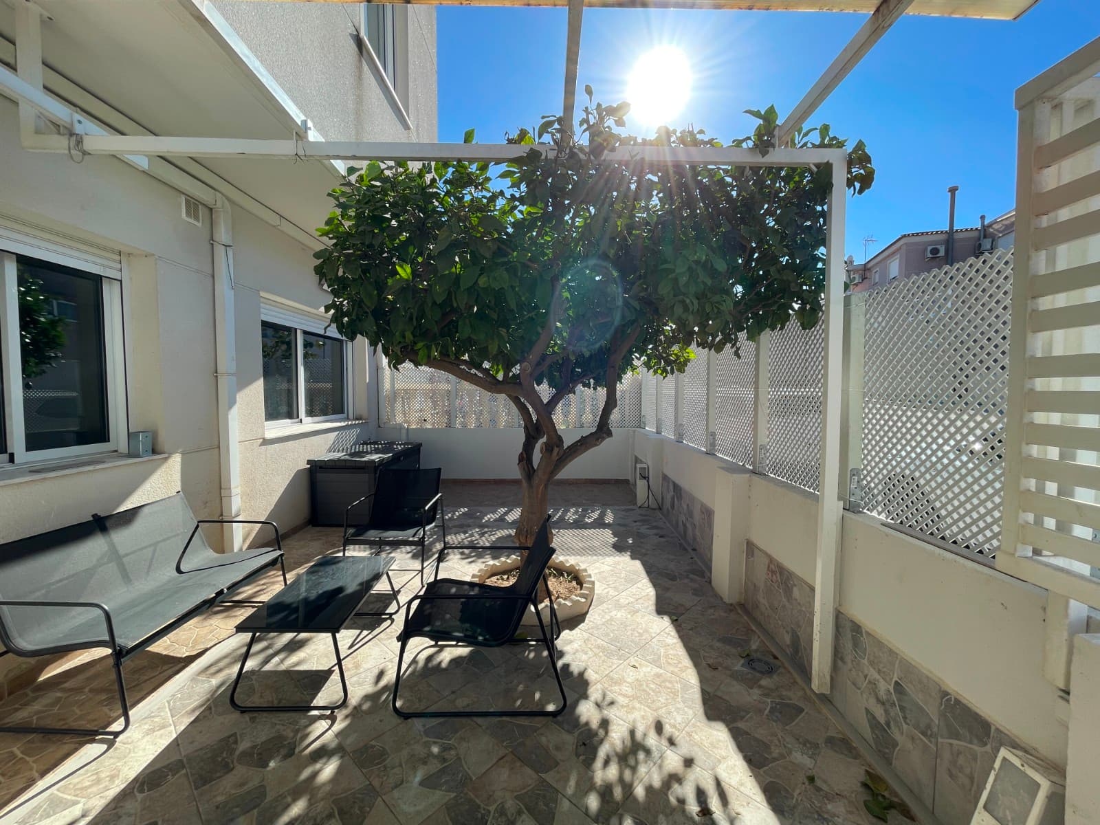 Представляем этот великолепный таунхаус, красиво отремонтированный и впечатляюще просторный, расположенный в очаровательной деревне Алгорфа. Идеальный вариант для семей, которые ценят комфорт, простор и близость ко всем удобствам, сочетая современный стиль с традиционным деревенским очарованием.При входе вас встречает уютная частная терраса, которая ведет в светлую открытую гостиную с кухней и столовой — идеальное место для повседневной жизни и приема гостей. На первом этаже также расположены две большие спальни, элегантная ванная комната и просторный гараж с автоматическими воротами, обеспечивающий парковку и дополнительное место для хранения.На верхнем этаже дом продолжает впечатлять тремя дополнительными спальнями, включая очень просторную главную спальню, а также семейной ванной комнатой. С этого уровня есть прямой выход на частный солярий — идеальное место для отдыха с панорамным видом на окрестности.Расположение отличное: всего в нескольких минутах ходьбы находятся медицинский центр, школа, магазины, бары, рестораны и все необходимые услуги. Общественный бассейн также находится поблизости.Благодаря просторной планировке, недавнему ремонту и отличному расположению, эта недвижимость представляет собой как великолепный семейный дом, так и отличную инвестиционную возможность в одной из самых востребованных деревень Коста-Бланки.