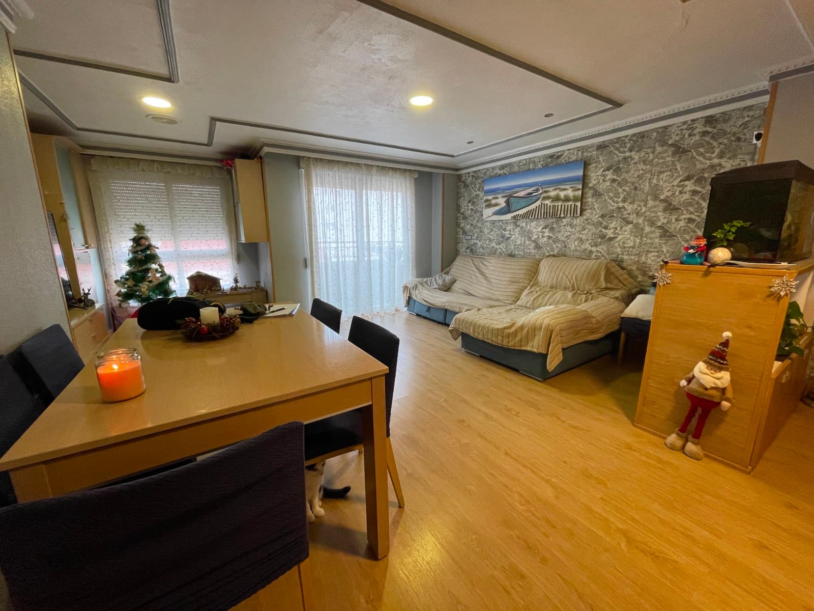 Spacious 4-bedroom apartment located in the heart of Torrevieja, with garage space included.Ducted air conditioning throughout the entire property. The property is in very good overall condition and features 2 full bathrooms. It also offers a large living room with a cozy little terrace, perfect for enjoying the outdoors.The building is equipped with an elevator, making it an ideal option for families or anyone looking for a comfortable and well-located home