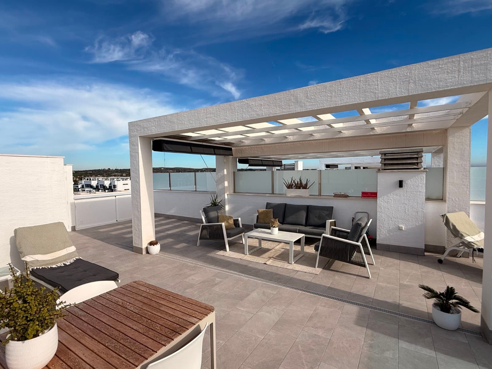 Discover the penthouse that has it all.This stylish top-floor apartment features 2 spacious bedrooms and 2 modern bathrooms, including a comfortable en-suite. The home combines contemporary design with maximum comfort in an exceptional location.The highlight is the private solarium, where you can relax in the sun and enjoy breathtaking panoramic views of the natural La Mata Lake.The residence is modern and exclusive, just minutes from the most beautiful beaches of the Costa Blanca. The complex offers premium amenities such as a swimming pool, fitness center, sauna, kids' play areas, and private parking.Whether you're looking for a relaxing holiday home, a smart investment, or a permanent sunny residence, this penthouse has it all.A unique opportunity not to be missed — your place in the sun is waiting.