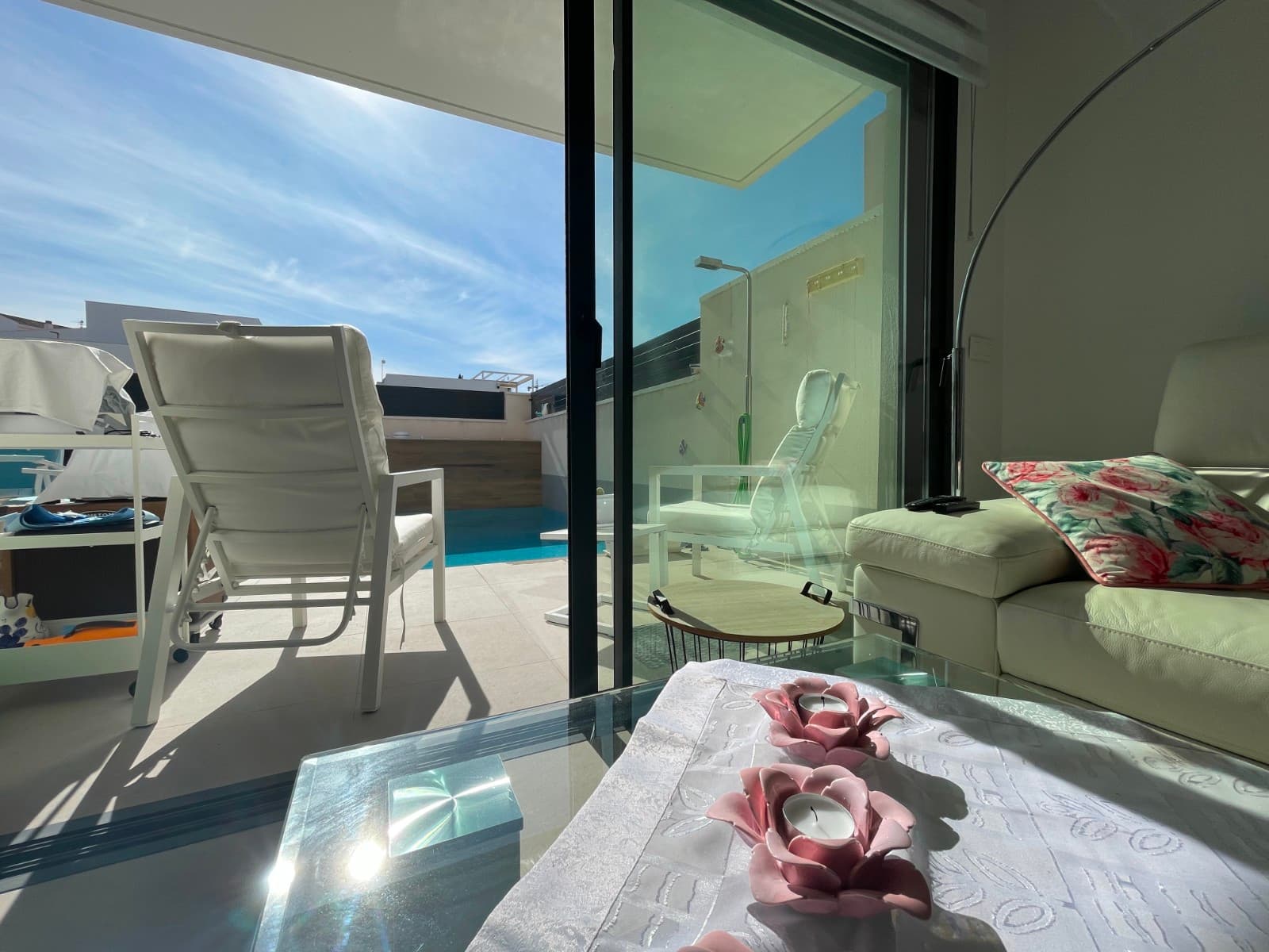 Exclusive semi-detached house of 173 m² living space and 74 m² of terraces, located in the picturesque and peaceful village of Benijófar, Alicante.Discover this impressive property with 3 spacious bedrooms, with the option to create a fourth, adapting perfectly to your needs. The house has a beautiful courtyard with a 12 m² private swimming pool, equipped with a jacuzzi, ideal for relaxing and enjoying the Mediterranean climate. It also has an electric gate for your convenience, with space to park your car.The home comes fully furnished with high quality furniture, including electric beds and a fully equipped kitchen with state-of-the-art appliances. All 3 bedrooms have fitted wardrobes, and one of them has direct access to the terrace, where you can enjoy unobstructed views and fresh air.In the basement, you have the possibility of transforming the space into a fourth bedroom or a leisure area, depending on your preferences. Furthermore, on the upper floor, you will find a large solarium with a pergola, the perfect place for outdoor gatherings with family and friends.The house is in excellent condition, perfectly maintained and ready to move into, with no need for renovations. It is a unique opportunity for those looking for comfort and ease in a quiet environment.