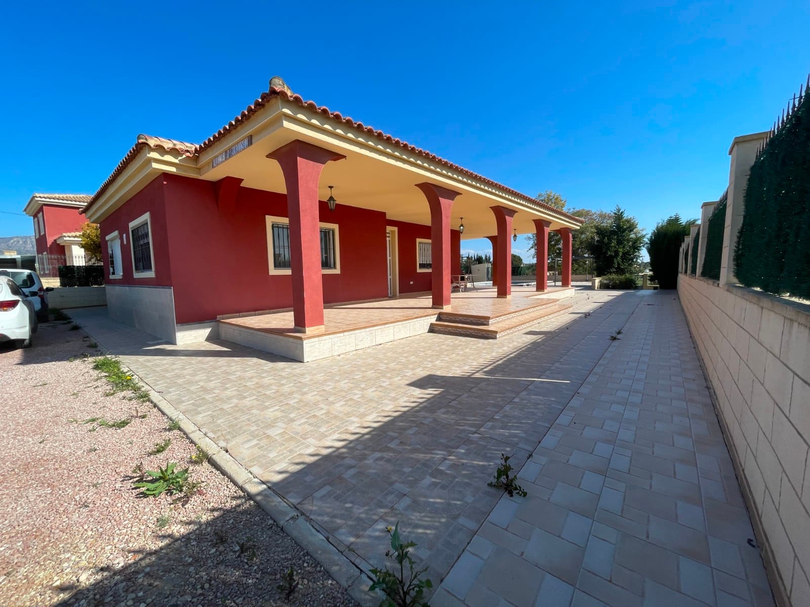 This villa is located between Albatera and Crevillente, offering excellent connections to both cities. It is less than 5 minutes from the motorway, providing quick access to Murcia, Alicante, the airport, and Costa Blanca, all approximately 30 minutes away.The property features a house with 132 m² of usable space, which is in excellent condition. All rooms are spacious and bright, with 3 bedrooms, one of which is en-suite, and a total of 2 fully equipped bathrooms. The kitchen is in top condition, and the large living room provides a comfortable and inviting environment. Additionally, the house is equipped with air conditioning via ducts, offering both cooling and heating functions for year-round comfort.Outside, you can enjoy a large terrace of over 49 m², ideal for relaxing in the shade during the summer months. The main garden, covering 2,000 m², includes a swimming pool of approximately 35 m², a barbecue area, several trees, and a fully fenced plot with an electric gate for easy vehicle access. At the end of the garden, you will find a 12 m² storage room.The property also includes an additional plot of around 11,000 m², which can be used for agricultural purposes.The house is in excellent condition, though the swimming pool requires some minor adjustments to the tiles. Other than that, the house is ready for immediate move-in.Please feel free to contact us to arrange a viewing and discover everything this fantastic property has to offer.