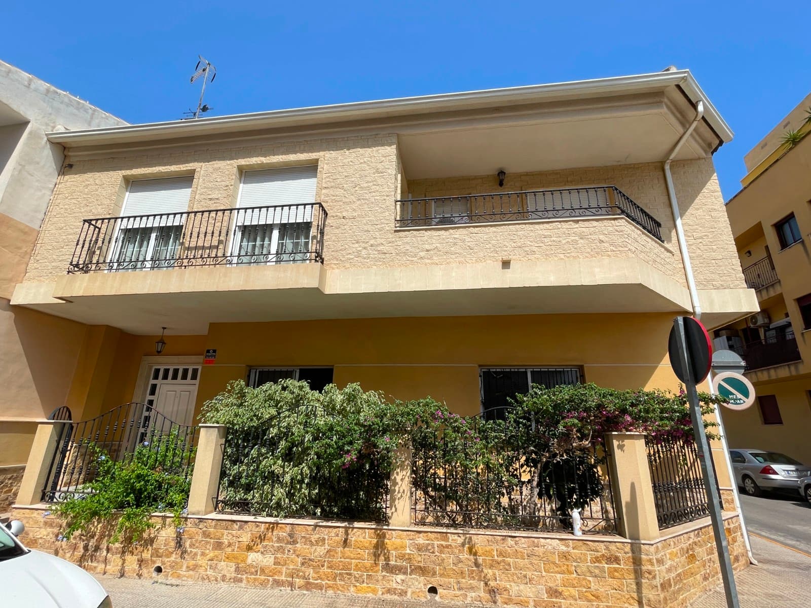 Presentamos esta magnífica vivienda de 400 m², ubicada en el encantador municipio de Formentera del Segura, a tan solo 2 minutos a pie del campo de fútbol y de las piscinas municipales.Además, cuenta con un acceso cercano a las playas de Guardamar, a los campos de golf de la zona y a todos los servicios esenciales: supermercados, farmacia, restaurante, colegio… Todo ello en un entorno tranquilo y agradable, ideal para disfrutar en familia.Una oportunidad exclusiva para quienes desean vivir y emprender en el mismo lugar. La planta baja dispone de un espacio de 200 m² perfecto para establecer prácticamente cualquier tipo de negocio: tienda, restaurante, oficina, clínica, gimnasio o lo que tengas en mente. ¡Vive arriba y gestiona tu negocio abajo!Distribución de la vivienda: 5 habitaciones 3 cuartos de baño Amplio salón-comedor con chimenea Cocina Garaje con capacidad para tres o coches Trastero Contacta con nosotros para más información. Estaremos encantados de atenderte y mostrarte todo el potencial de esta increíble propiedad.