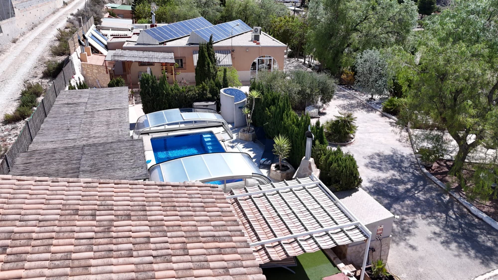 Finca única con tres viviendas independientes en Crevillente¿Buscas una propiedad versátil, lista para entrar a vivir y con múltiples posibilidades? Esta finca es una oportunidad excepcional, ideal como residencia familiar, segunda vivienda o inversión con alta rentabilidad.Tres viviendas legalizadas en escritura  Chalet principal (200 m², año 1970): 3 habitaciones, 2 baños, cocina recién reformada y todas las comodidades. Dos casas independientes: cada una con 1 habitación, cocina y baño propio, perfectas para alquilar o para que familiares disfruten de su espacio con total independencia. Energía y sostenibilidad  Conexión a la red eléctrica mediante contador. Sistema de 20 paneles solares con una media de 7,5 kW de producción. Batería de almacenamiento para disponer de energía también durante la noche. Calefacción centralizada mediante paneles, que proporciona confort durante todo el año. Agua garantizada todo el año  Conexión a agua corriente. Sistema de almacenamiento con capacidad para más de 100.000 litros. Gasto medio anual en agua: aproximadamente 500 €. Sistema de riego automatizado y controlable mediante aplicación móvil. Zona de ocio y bienestar  Piscina privada de 32 m² con calefacción y cubierta para uso durante todo el año. Jacuzzi cubierto y climatizado. Barbacoa y varios almacenes con una superficie aproximada de 100 m². Entorno y ubicación  Parcela de 6.175 m² totalmente cuidada y con mantenimiento al día. A 5 minutos en coche del centro de Crevillente, con todos los servicios necesarios (supermercados, bares, tiendas…). A 35 minutos del Aeropuerto de Elche-Alicante, 40 minutos de las playas de la Costa Blanca y con excelente conexión a grandes ciudades como Alicante y Murcia. Una finca exclusiva, con todo lo necesario para vivir cómodamente, disfrutar en familia o generar ingresos mediante alquiler.