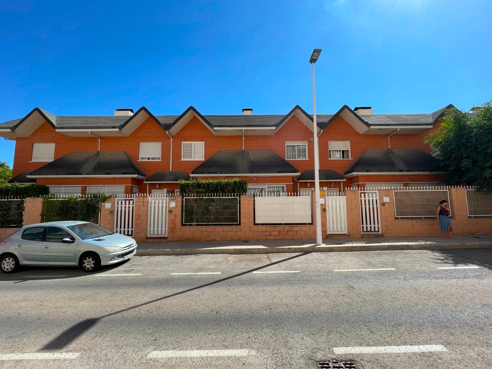 Exclusiva casa adosada en ElcheDescubre esta magnífica vivienda adosada de 4 dormitorios y 3 baños, ubicada en una de las zonas más demandadas de Elche. Una propiedad amplia, luminosa y en excelente estado, perfecta para quienes buscan comodidad, espacio y calidad de vida.Características principales:  4 dormitorios, uno de ellos con vestidor y baño en suite 3 baños completos Amplio sótano multifuncional (ideal como sala de cine, gimnasio o zona de ocio) Garaje doble y dos trasteros Jardín privado y piscina comunitaria Aire acondicionado frío/calor por conductos, calefacción, chimenea y parquet Ubicación inmejorable: Situada en Elche, la tercera ciudad más grande de la Comunidad Valenciana y conocida como la ciudad de las palmeras. Disfrutarás de todos los servicios a tu alcance: comercios, centros comerciales, restaurantes, colegios bilingües, universidad, ciudad deportiva, polideportivo, museos y estación de tren.Además, estarás a tan solo 17 km de las playas de Arenales del Sol y a 12 km de Santa Pola, y a solo 10 minutos del aeropuerto de Alicante-Elche.Una vivienda que combina espacio, confort y ubicación privilegiada. Ideal para familias que buscan disfrutar de todo sin renunciar a nada.