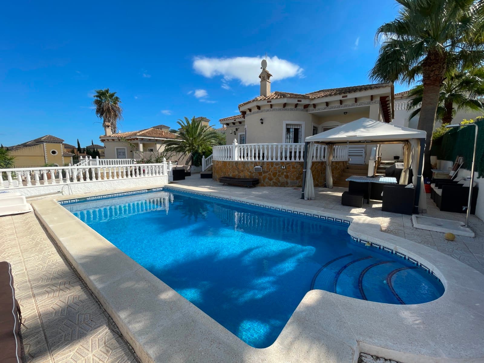 Villa independiente en zona tranquila cerca de Bigastro, Costa BlancaSe presenta esta acogedora villa independiente situada en una urbanización tranquila, a tan solo 20 minutos de las playas de la Costa Blanca. Una ubicación ideal, rodeada de naturaleza y con rutas de paseo a su alrededor, además de contar con tiendas y servicios a solo 1,5 km.La propiedad ofrece más de 400 m² de parcela, combinando espacio, privacidad y comodidad. La vivienda dispone de:  3 dormitorios amplios y luminosos 2 baños completos Salón muy luminoso Cocina equipada Piscina privada Zona de aparcamiento dentro de la parcela La casa se encuentra en muy buen estado general y se vende amueblada, lista para entrar a vivir. Es una opción perfecta tanto para familias con hijos como para parejas que buscan tranquilidad y calidad de vida.Ideal como residencia habitual o como casa de vacaciones, esta vivienda combina proximidad a todos los servicios con un entorno natural privilegiado.