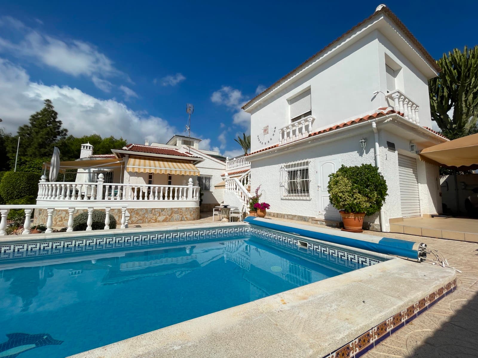 Villa independiente en Ciudad Quesada 4 dormitorios | 4 baños | Piscina privada | Garaje | Solárium  Ubicación privilegiada, a pocos pasos del centro de Ciudad Quesada. Parcela privada con jardín cuidado, piscina y varias terrazas. Amplio salón luminoso con chimenea, comedor y cocina equipada. Dormitorios con armarios empotrados, incluyendo un dormitorio independiente con baño en suite. Garaje, parking privado y espacios con posibilidad de adaptación. Solárium con vistas, ideal para disfrutar del sol mediterráneo. Cercanía a La Marquesa Golf, playas de Guardamar (15 min) y aeropuerto de Alicante (35 min). Ideal como residencia permanente, casa vacacional o inversión.