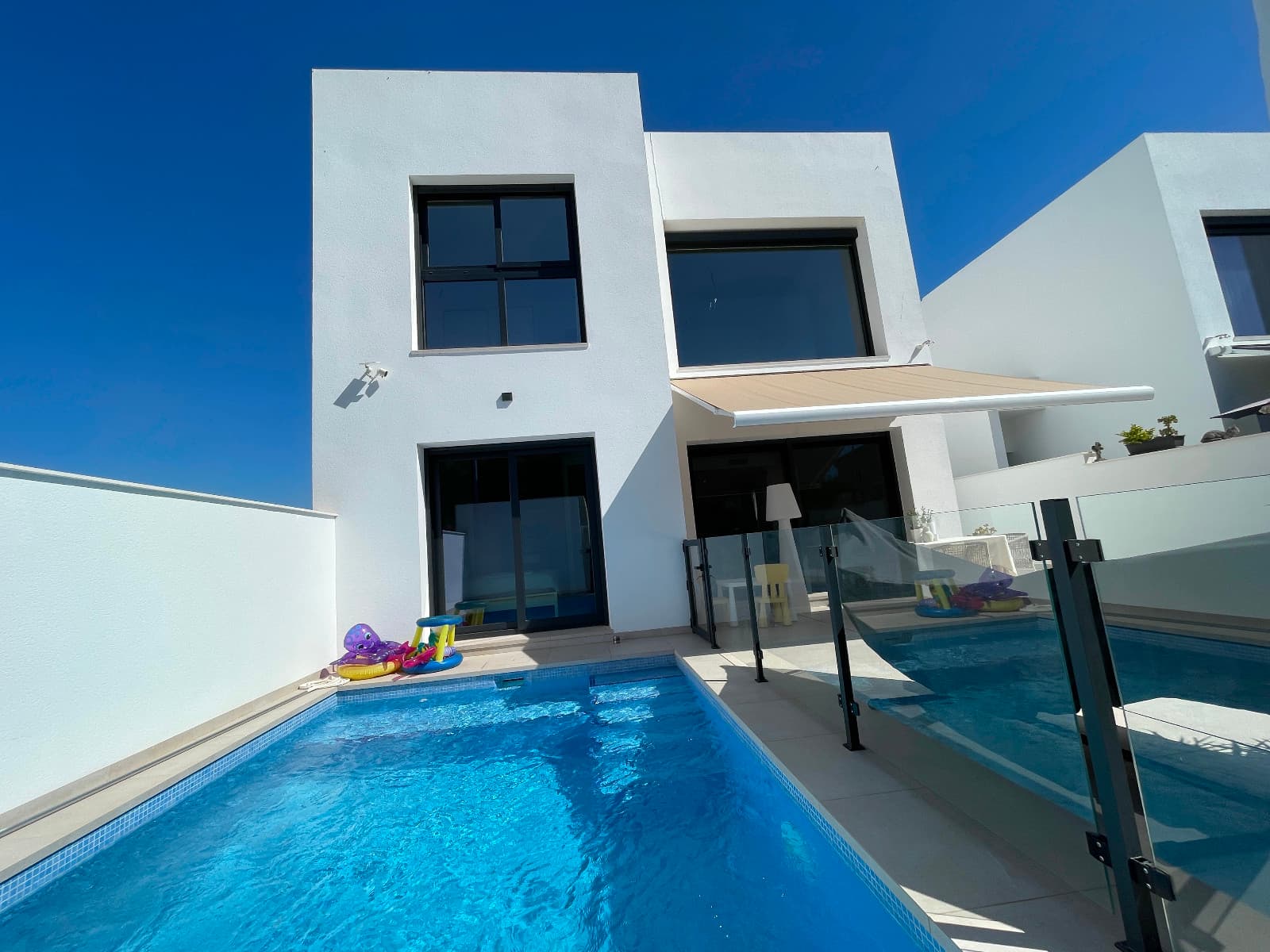 Modern, almost new villa in Formentera del Segura, a charming village in the south of the Costa Blanca known for its peaceful atmosphere, proximity to the beaches of Guardamar, and good access to services and leisure areas. The house features a private pool and parking within the plot with a motorized garage door, three bedrooms, two bathrooms, and a guest toilet, built-in wardrobes for great convenience, and a bright living-dining area perfect for enjoying time with family or friends. Its contemporary design and spacious layout make this property ideal for both year-round living and holidays.Year tax (Suma) is 417,29 euro/year.