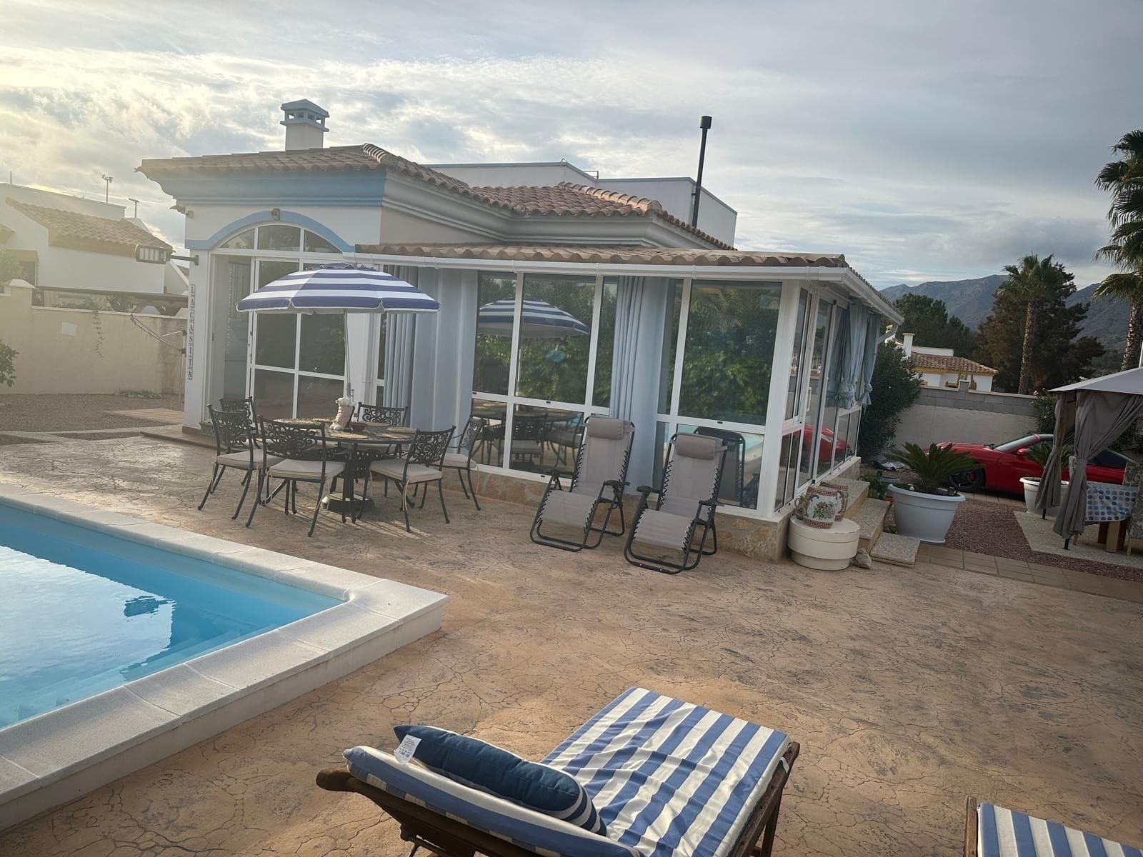 Se vende maravilloso chalet en zona tranquila y armoniosaSe pone a la venta este encantador chalet situado en la urbanización La Montañosa, en Hondón de las Nieves (provincia de Alicante). Un lugar ideal para disfrutar de la vida en paz y buena armonía.Ubicación privilegiada: A tan solo 5 minutos en coche de todos los servicios: comercios, farmacia, peluquería, taller mecánico, panadería, centro de salud, restaurantes y supermercados. A 20 minutos de la playa, del aeropuerto de Alicante y de Elche, y a 10 minutos de Aspe.Características de la vivienda:  2 habitaciones 2 baños Cocina totalmente equipada Salón con calefacción de pellet Acristalamiento con zona de estar y cama adicional Zona exterior:  Pérgola con cocina de verano Pérgola con mesa y sofá Pérgola bioclimática con salón de jardín Piscina exterior con ducha solar Solárium con vistas espectaculares Jardín con árboles frutales Garaje de madera y plaza de parking La parcela cuenta con 500 m², y toda la zona exterior está recién acondicionada y lista para estrenar.