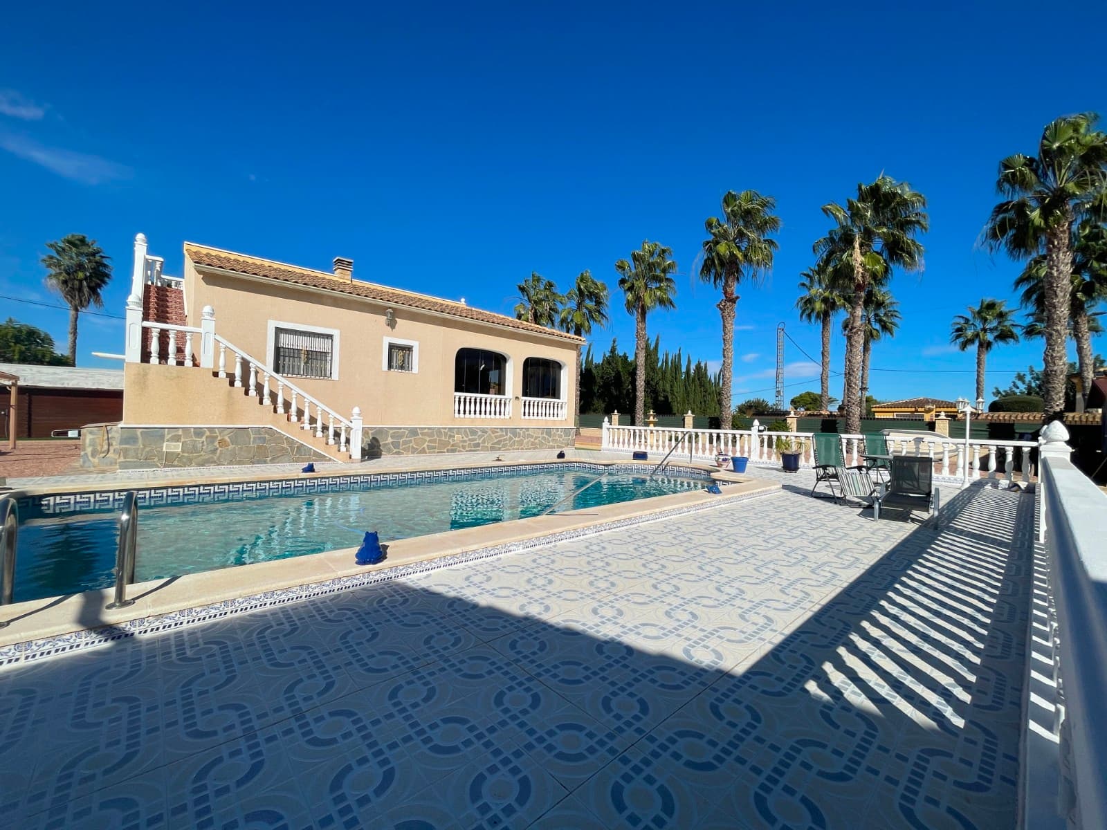 Detached villa in Catral – 239 m² built on a plot of over 2,100 m²Discover this charming home with all the comfort and space you need. The main house features 3 bedrooms, one of them en suite, 2 full bathrooms, an independent kitchen, a spacious living room, and a separate dining area. It also includes a glazed terrace, perfect for enjoying the sunshine even on cooler days. On the same plot, there is a cozy 45 m² wooden guest house with 1 bedroom, bathroom, kitchen, and living room — ideal for guests or a family member who wants their own space.Outdoors, you'll find the perfect setting to enjoy life outside:Garden with two storage sheds,Private pool with a shaded chill-out area, and plenty of space to relax or spend time with family. Located in Catral, this property has been built for over 20 years, connected to water and electricity, and paying SUMA taxes (350€/year) . Important: It does not have a habitation certificate, but it can be lived in without any problem.A unique opportunity for those seeking space, independence, and tranquility in a natural setting.