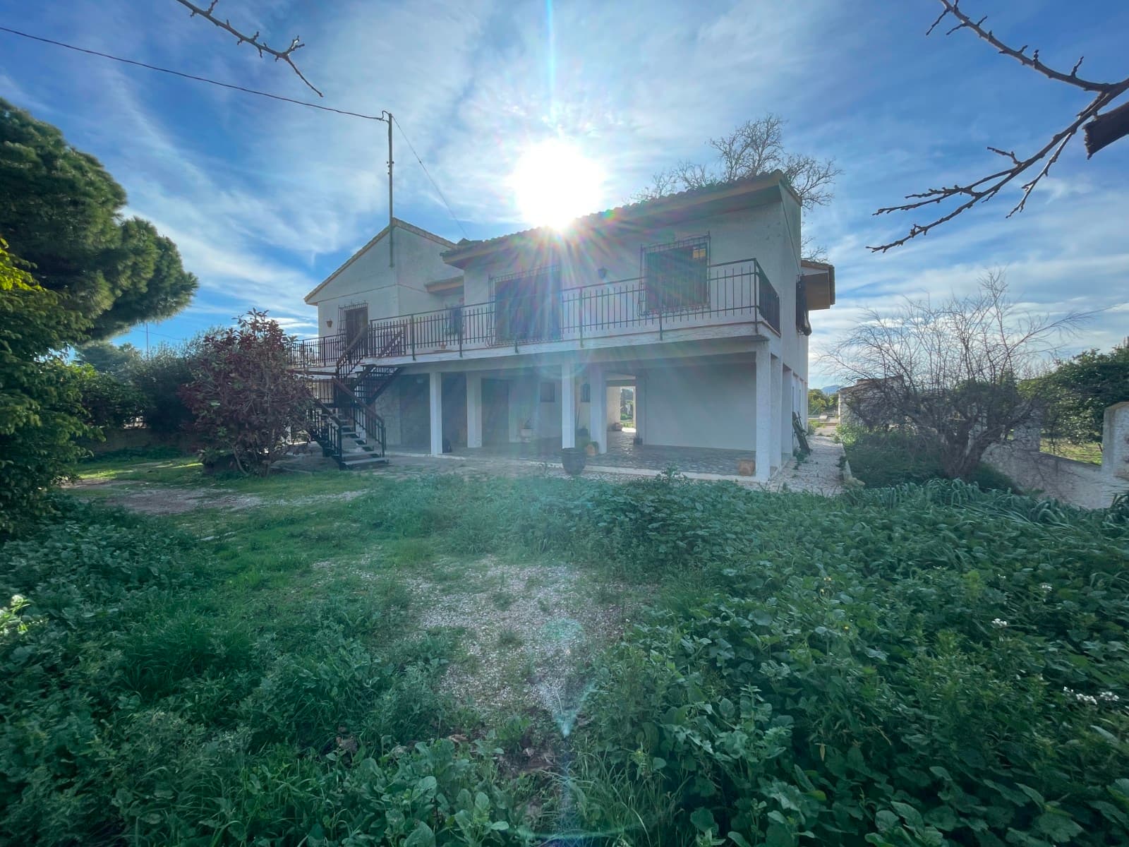 Отдельная вилла в Бенехусаре – Просторная и с большим потенциаломПредставляем эту отдельную виллу, расположенную в Бенехусаре, недвижимость с обширным пространством и бесконечными возможностями для индивидуальной отделки. На главном этаже находятся 5 больших спален, 2 ванные комнаты, светлая гостиная-столовая и кухня с прямым выходом на террасу и прачечную.На нижнем этаже есть ещё одна гостиная с камином и очень большая комната, в настоящее время используемая как бильярдная, идеально подходит для встреч с семьей или друзьями.Недвижимость расположена на участке 3.285 м² с разнообразными деревьями и имеет большой бассейн 50 м³, идеально подходящий для отдыха в средиземноморском климате.Построена в 1975 году, вилла сохраняет качество оригинального строительства и находится в очень хорошем состоянии. Окна деревянные, и хотя недвижимость требует покраски внутри и снаружи, она предлагает бесконечные возможности для модернизации и адаптации по вашему вкусу. Бассейн также требует обновления плитки, что позволяет сделать его по своему вкусу.Всего 30 минут от аэропорта Аликанте и 15 минут от пляжей Коста-Бланки, этот дом сочетает в себе спокойствие, пространство и отличное расположение. Такую недвижимость действительно стоит увидеть лично, чтобы оценить её полный потенциал.