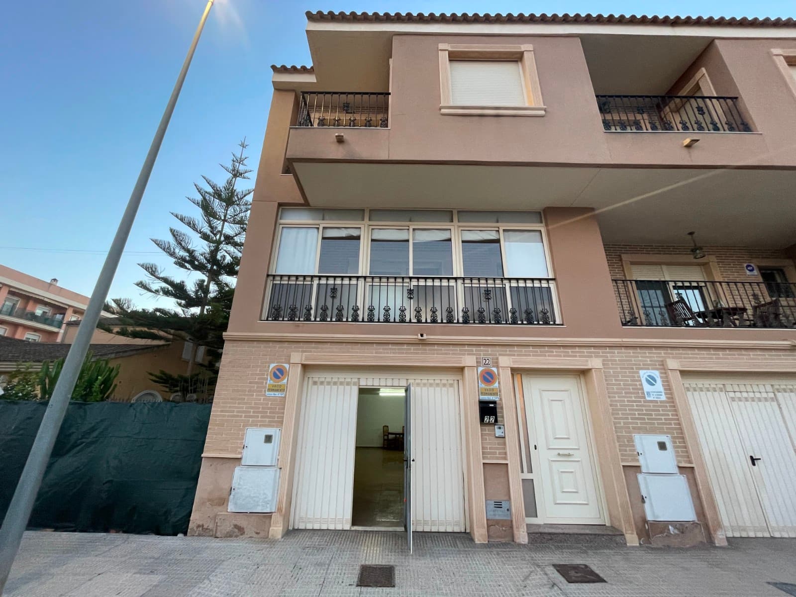Fantastisk bolig på 218 m², perfekt for deg som ønsker plass, komfort og en attraktiv beliggenhet.3 romslige soverom3 komplette badStor stue med mye naturlig lysSeparat kjøkkenBodPrivat garasjeStort solarium og to ekstra terrasser – ideelt for å nyte solen hele året.I utmerket stand, klar til innflytting, med sentralisert klimaanlegg i hele boligen.Nær alle fasiliteter og kun 15 km fra strendene på Costa Blanca, med enkel tilgang til motorvei.Ta kontakt for mer informasjon eller visning.