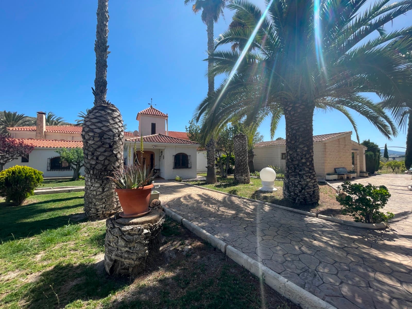 In the heart of the Costa Blanca, in Elda, lies this impressive estate of 21,218 m² of land, a unique property with enormous potential to be transformed into one of the most exclusive wedding, event, and tourist accommodation complexes in the region.This is a property with a stately character, currently used as a tourist rental (Airbnb-style), combining spaciousness, privacy, and multiple facilities, offering an exceptional base for a high-performance investment project.Main Residence and Accommodation CapacityThe estate offers approximately 13 bedrooms, with the potential—after proper renovation—to accommodate more than 30 guests, making it ideal both for group tourism and boutique hospitality.The property currently features a large and functional layout, although it requires interior renovation and façade updates, allowing the future owner to fully customize the concept of the business.Wedding and Event PotentialThanks to its size, layout, and natural surroundings, this estate is particularly attractive for the events sector:More than 21,000 m² of landSeparate parking area with capacity for approximately 70 additional vehiclesLarge outdoor spaces ideal for ceremonies, celebrations, and banquetsTwo private pools (approximately 62 m² and 52 m²), adding value for events and premium staysIt is clearly designed to become a landmark wedding and event venue on the Costa Blanca.Leisure Facilities and Common AreasThe estate already includes facilities that significantly increase its operational value:88 m² games room equipped with billiards and a barSpacious communal areas for gatherings and celebrationsLandscaped, natural, and versatile outdoor areas for multiple usesLand and EnvironmentThe land combines open spaces with vegetation and cultivated areas, offering total privacy and multiple development possibilities. Its size allows both luxury residential use and commercial or tourism exploitation.Real Investment OpportunityThis property represents an exceptional opportunity to:Convert it into a high-end wedding and event venueDevelop a boutique or rural luxury accommodation businessCombine both business models to maximize profitabilityIts strategic location in the province of Alicante, together with its size and features, positions it as a high-potential asset for both value appreciation and commercial exploitation.LocationElda (Alicante), at:38 km from Alicante city35–40 km from the beachesExcellent access to the airport and main roadsConclusionA property with soul, scale, and potential.A space that is not only a home purchase, but a business project, an investment, and a lifestyle.The perfect place to create one of the most exclusive event destinations on the Costa Blanca.10 bad13 soverom2 svømmebasseng2 utekjøkkenSpill- og selskapsrom3 stuerVann til vanningBrønnvannVanlig vannBiljardBadstue4 kjøkken197 oliventrærGranateplerMandeltrærPlommetrærAppelsintrærSitrontreKapasitet for 20 personerPerfekt for arrangementer, bryllup og ferieutleieHundegårderSjø / innsjøKastiljansk stil22 000 m² tomtParkering for 70 biler