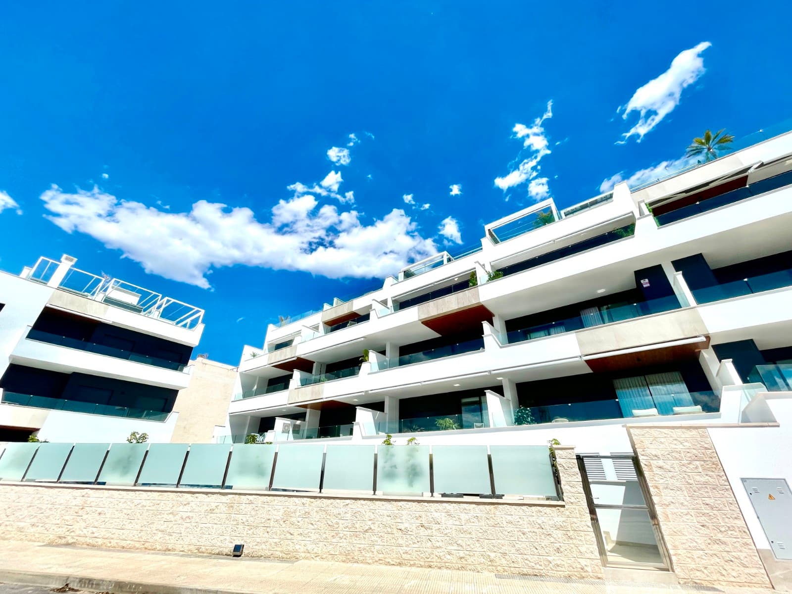 Exclusive nearly new apartment in immaculate condition, built in 2024. A modern home that combines design, comfort and quality in every detail.It offers 3 spacious bedrooms and 2 bathrooms with a modern and functional layout.The kitchen is fully furnished and equipped with high-end Balay appliances. It features ducted air conditioning (hot/cold) for year-round comfort.Sold fully furnished, both inside and on the terrace, ready to move in with no additional investment needed.The building has a lift with direct access to the property and a private garage space. The community offers a swimming pool.From the terrace you can enjoy stunning views of the Orihuela mountains.Located in Benijófar (Costa Blanca), 10 km from the beaches, less than 300 meters from restaurants and services, and 1 km from a shopping centre.You can visit the property through our Matterport virtual tour. For any questions, please contact us.