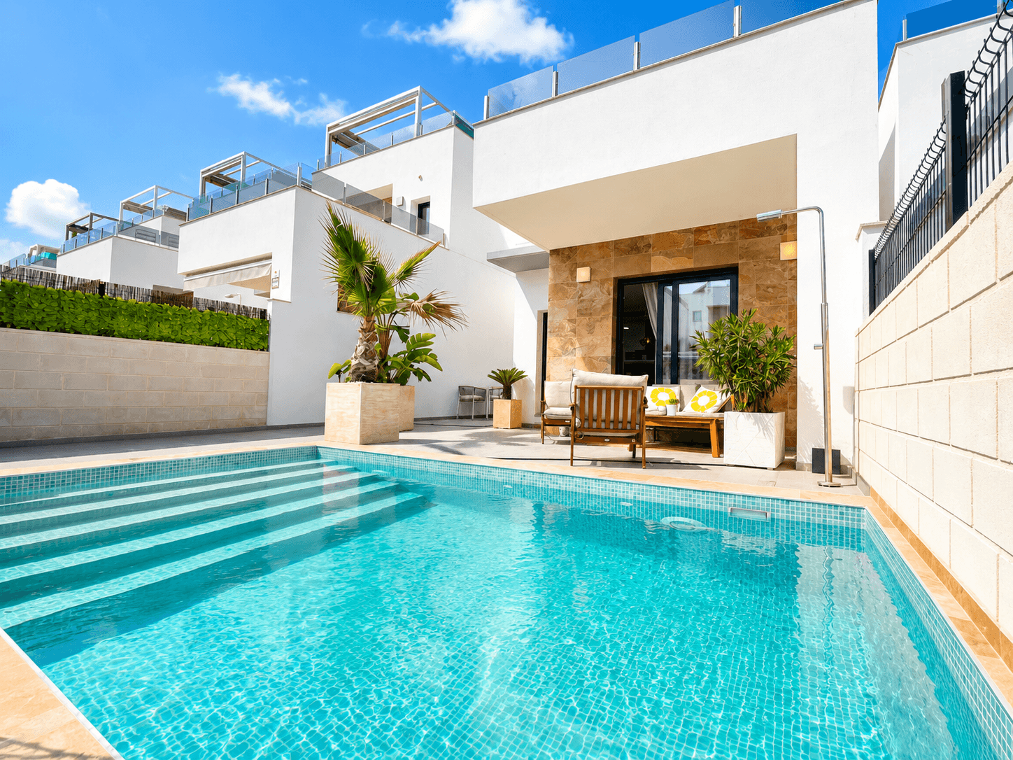 Esta impresionante villa se encuentra en perfecto estado y ofrece un diseño contemporáneo que prioriza la comodidad y el estilo. La zona de estar y comedor de concepto abierto, junto con una cocina moderna, crean un espacio acogedor, ideal tanto para el día a día como para recibir invitados. En la planta baja, hay un dormitorio amplio con armarios empotrados, acompañado de un baño completo. En la planta superior, un encantador distribuidor da acceso a una pequeña terraza, perfecta para disfrutar del café de la mañana o relajarse tranquilamente. El segundo dormitorio es amplio y cuenta con un elegante baño en suite. Al final del pasillo, el dormitorio principal ofrece un auténtico refugio, con su propio baño en suite y acceso directo a una terraza privada y soleada, perfecta para descansar y disfrutar del clima mediterráneo. La vivienda cuenta con aire acondicionado y está lista para entrar a vivir, ofreciendo confort y calidad desde el primer día. Ubicada en el corazón de la Costa Blanca, Benijófar es una encantadora y bien comunicada localidad de la provincia de Alicante. Con su ambiente mediterráneo relajado, Benijófar logra un equilibrio perfecto entre el carácter tradicional español y las comodidades modernas. A pocos minutos en coche de las preciosas playas de Guardamar y Torrevieja, y con todos los servicios esenciales—supermercados, restaurantes, cafeterías, farmacias—a pocos pasos, es un destino ideal tanto para vivir todo el año como para escapadas vacacionales.
