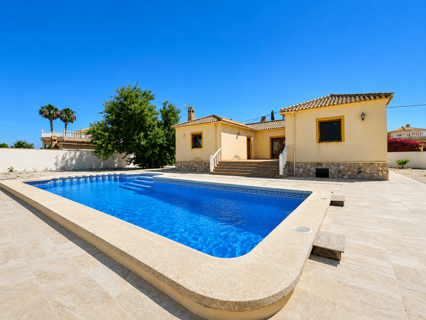 Si buscas un chalet independiente con amplitud, privacidad, luz natural y comodidad, esta propiedad reúne todo lo necesario para disfrutarla desde el primer día.La vivienda cuenta con 162 m² construidos sobre una parcela completamente vallada de 2.000 m², ofreciendo el equilibrio perfecto entre tranquilidad, privacidad y cercanía a otros vecinos.Uno de sus principales atractivos es su piscina privada de 12 x 5 metros, recientemente reformada, con motor nuevo y suelo perimetral renovado, ideal para disfrutar del verano y compartir momentos inolvidables con familia y amigos. Junto a la piscina encontramos un porche de 21 m², actualmente descubierto, con vistas despejadas y preinstalación eléctrica y toma de TV, perfecto para crear una zona chill-out o comedor exterior cubierto.Distribución y estancias4 dormitorios, dos de ellos doblesDormitorio principal con baño en suite2 baños completos + 1 aseoAmplio salón-comedor con chimenea funcionalCocina independiente, amplia y luminosa, equipada con vitrocerámica, horno y campana extractoraGalería / cuarto de lavado con espacio para almacenajeToda la vivienda dispone de ventanas Climalit, proporcionando un excelente aislamiento térmico y acústico.Orientación surLa orientación sur garantiza luz natural durante todo el día tanto en la vivienda como en la zona de piscina.Parcela y exterioresLa parcela ofrece múltiples posibilidades: jardín, huerto, zona de juegos, barbacoa, espacio chill-out o garaje cubierto. Todo ello en un entorno tranquilo y cuidado.Mejoras recientesPiscina reformada con motor nuevoMuros exteriores enlucidos con iluminación perimetralSistema de desagües revisado y nueva conexión a fosa sépticaPuerta motorizada con control desde el móvilZona trasera acondicionada con grava decorativa y malla antihierbasAccesos exteriores renovados con piedra naturalTelefonillo nuevoDos equipos de aire acondicionado incluidos, listos para instalarInformación importanteVivienda legalizada y con suministro eléctrico activoLa propiedad no dispone de conexión a agua de redLa vivienda requiere la instalación de un depósito de agua de aproximadamente 12.000 litros, sistema habitual en la zonaLa propiedad no dispone de cédula de habitabilidad ni certificado de segunda ocupaciónNo obstante, la vivienda figura registrada y se encuentra al corriente del pago del IBI desde su construcciónUna propiedad con este nivel de conservación, amplitud y extras es difícil de encontrar. Contáctanos y ven a visitarla.