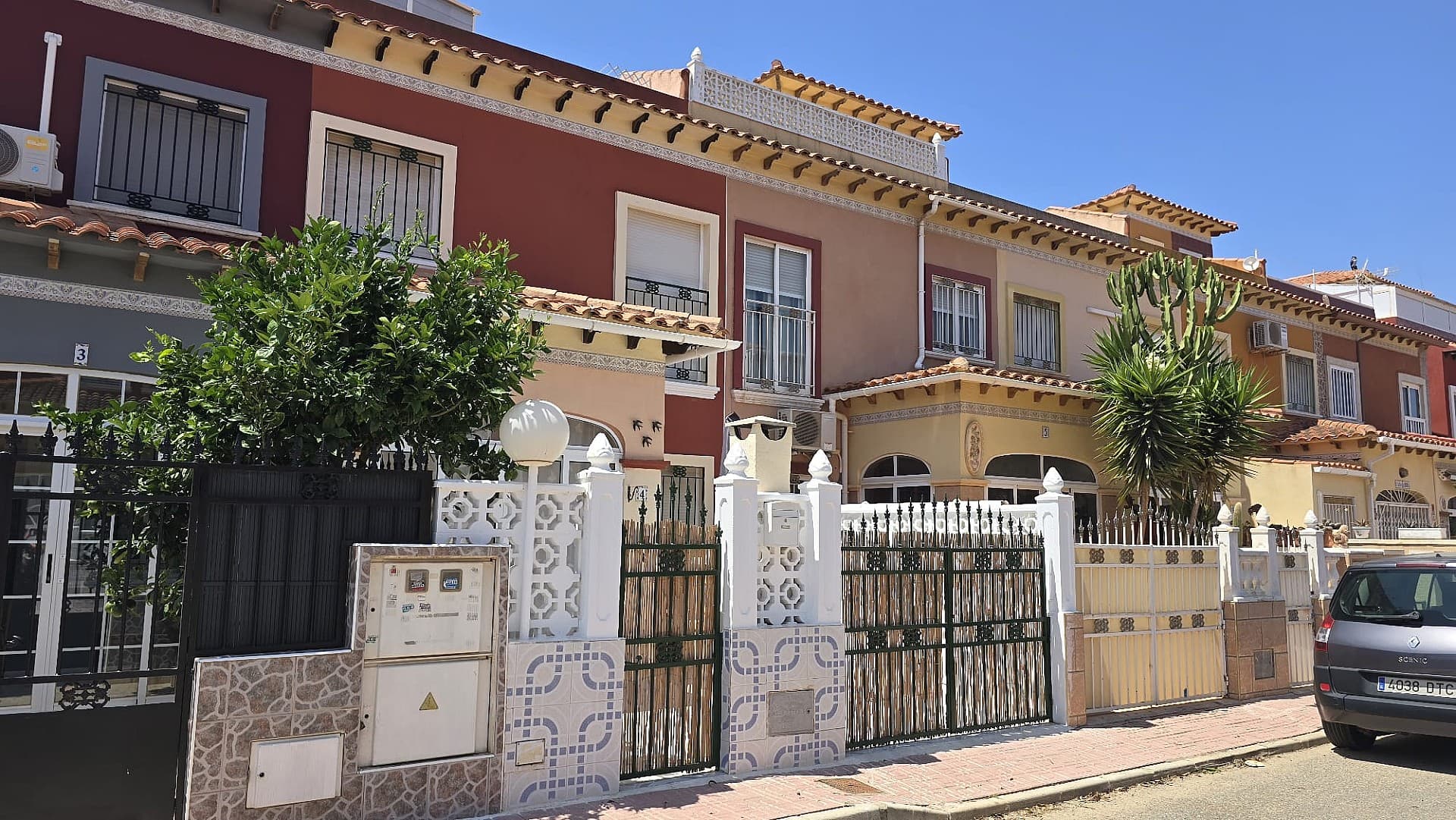 Amplia casa adosada en Torrevieja. Encantadora y lista para entrar adosada en TorreviejaEn una tranquila zona residencial de Torrevieja, rodeada de zonas verdes y a poca distancia de la playa, se encuentra esta luminosa y bien cuidada vivienda adosada de dos plantas con amplio solárium en la azotea. Perfecta para vivir todo el año, como casa de vacaciones o para alquiler.DistribuciónPlanta baja: acogedor salón, cocina semiabierta totalmente equipada, aseo de cortesía, práctica despensa/lavadero y espacio de almacenamiento adicional bajo la escalera.Primera planta: dos cómodos dormitorios y un baño completo. Desde la galería cubierta y la zona de lavandería se accede al amplio solárium, ideal para disfrutar del sol durante todo el año.VentajasTotalmente amueblada y lista para entrar2 dormitorios, 1 baño + aseoPiscina comunitaria a solo 30 metrosAparcamiento privado en la propia parcelaAire acondicionado instaladoA solo 5 km de Playa del Cura y cerca de las salinas y parques para pasearRestaurantes, supermercado y estación de autobuses a pieA menos de 3 km de Carrefour y del centro comercial HabanerasInformación adicionalAño de construcción: 1999Superficie habitable: 60 m²Impuesto IBI aprox. 200 €/añoEsta vivienda es una excelente base para quienes buscan tranquilidad, confort y lo mejor de la Costa Blanca Sur al alcance de la mano.
