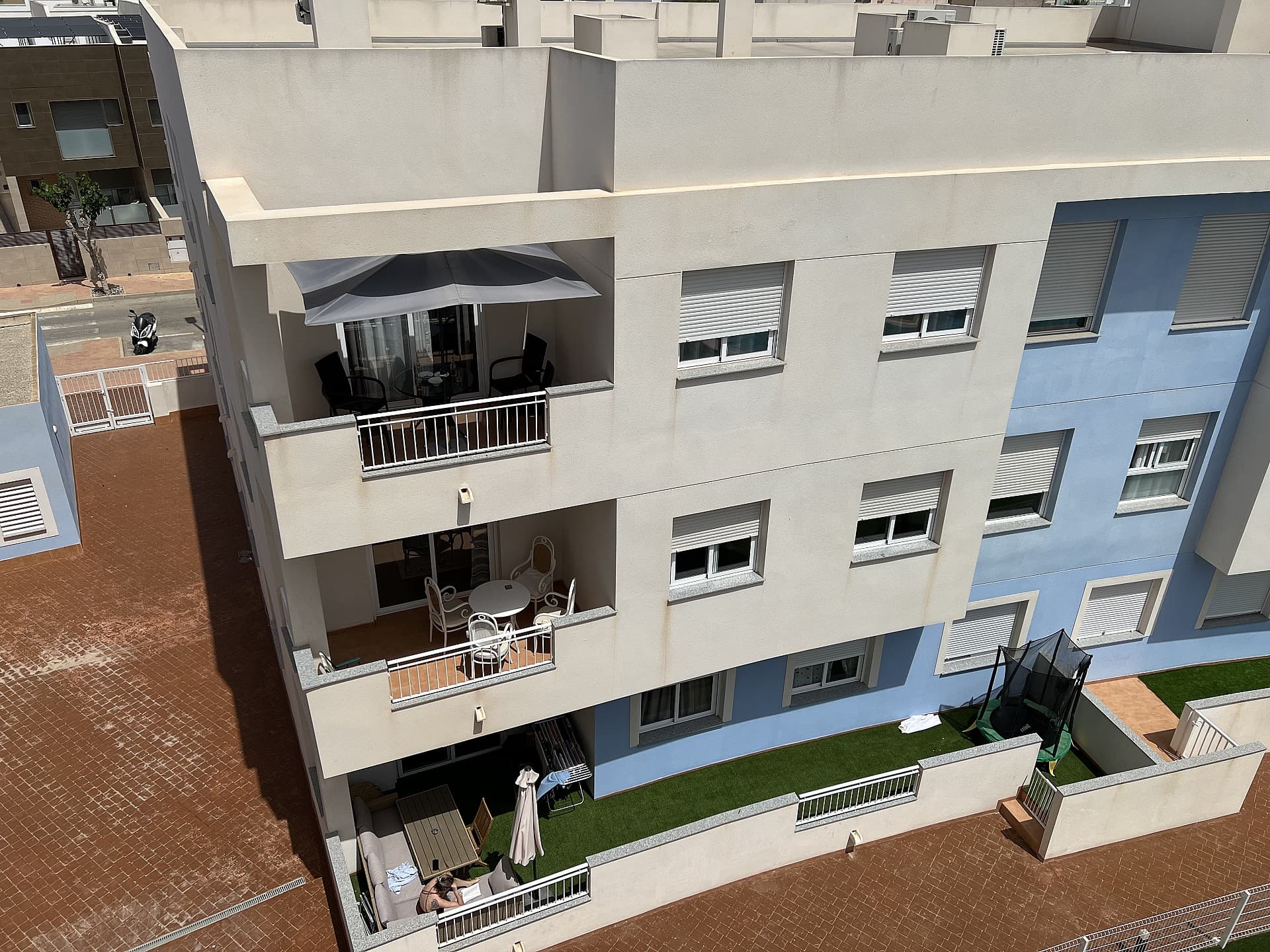 Spacious apartment in San Pedro del Pinatar. Spacious 3-Bedroom Apartment in the Centre of San Pedro del PinatarIn an ideal location in the heart of San Pedro del Pinatar, less than 2 km from the beach, you will find this spacious and well-maintained apartment. Situated on the 2nd floor with a beautiful view of the communal courtyard and swimming pool, it is perfect for comfortable and central living.LayoutThe apartment features a bright living room, a fully equipped kitchen, three comfortable bedrooms, and two modern bathrooms.Highlights:3 bedrooms and 2 bathroomsLocated on the 2nd floorCommunal courtyard with swimming poolSpacious and move-in readyWithin walking distance of shops, restaurants, and amenitiesOnly 2 km from the beaches of San Pedro del PinatarThe kitchen is equipped with a natural stone countertop, AEG oven and AEG microwave, dishwasher, and a combined fridge/freezer.Close to parks with playgrounds for children.This apartment combines space, comfort, and a central location, ideal for enjoying life on the Costa Cálida.
