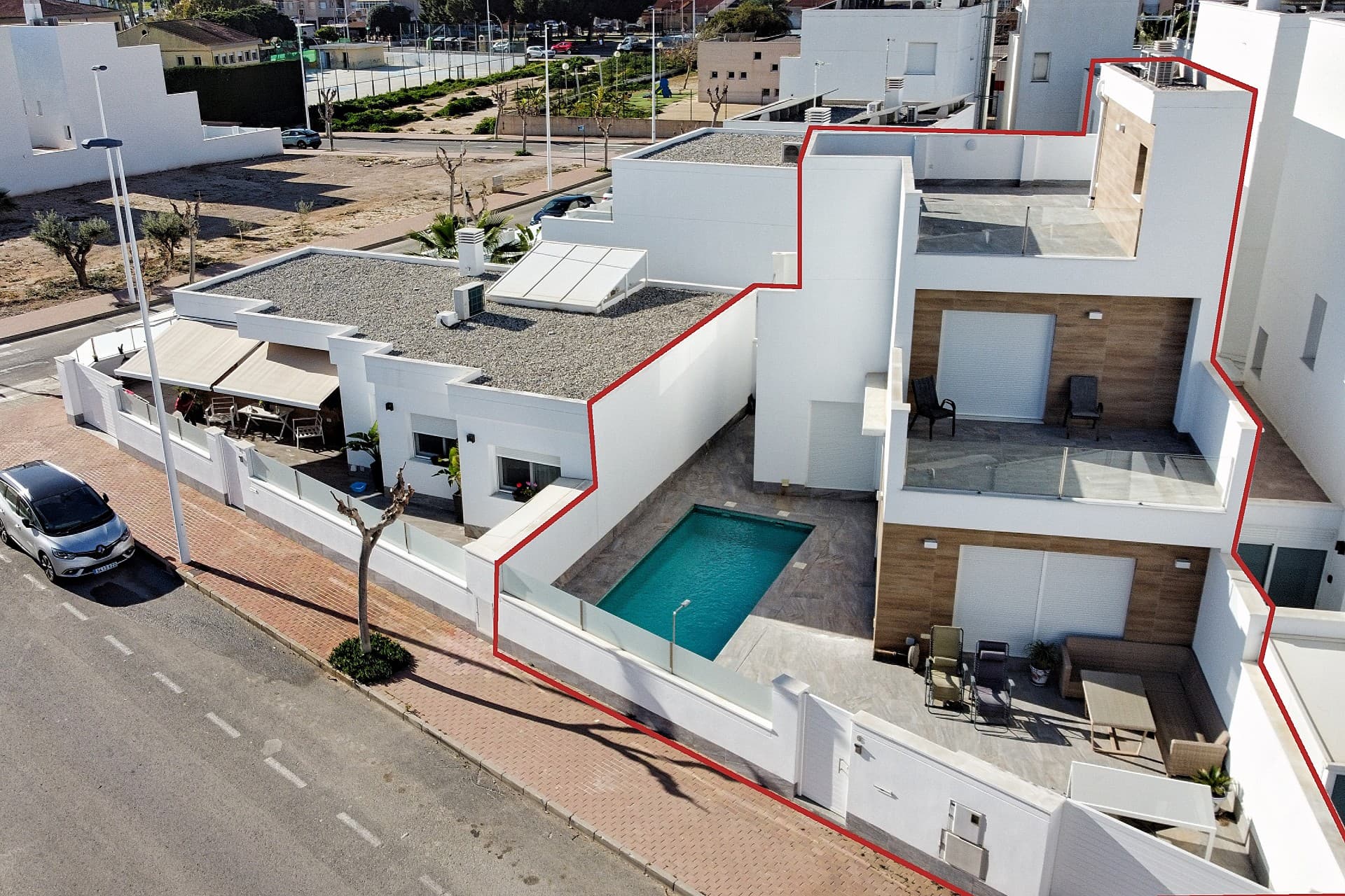 . Dream Villa in the Heart of San Pedro del Pinatar!Welcome to this stylish detached villa on a corner plot, where everything is within walking distance! Shops, restaurants, the beach, and nature – all just steps away. Perfect as a second home or a holiday rental investment.Inside & ComfortWith 3 bright bedrooms and 2 modern bathrooms, there’s room for up to 6 people. The open living area is filled with light and has direct access to the garden. The villa is fully furnished with high-quality materials and sold complete with everything you need: garden furniture, lounge set, sunbeds, air conditioning, smart TV, washing machine, and a fully equipped kitchen with dishwasher and freezer.Outdoor LivingPrivacy guaranteed! Enjoy the well-kept garden, private pool, outdoor shower, and multiple spots to soak up the sun or relax in the shade – perfect year-round.Top LocationExplore natural parks, relax in the mud baths, or take trips to the historic cities of Murcia and Cartagena. Murcia-San Javier Airport is nearby, and Alicante is just an hour away by car.Why this villa is a dream:Detached villa with luxury and privacyPrivate salt water pool and spacious outdoor areas, jacuzzi in pool with 10 jets. (20m2)Move-in ready and fully furnished, sofa with sleeping function for 2 persons in livingroom.Drinking water function in kitchen.Everything within walking distance: beach, town & golf coursesPerfect for families, winter residents, or investors