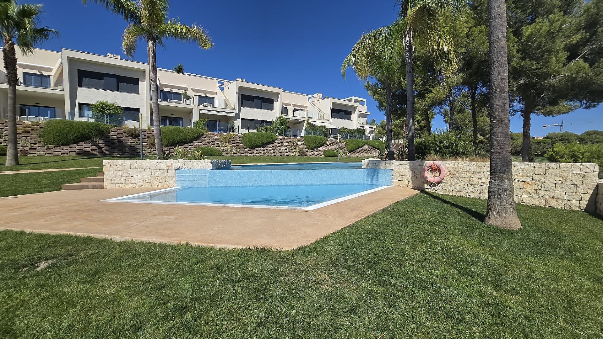 Penthouse with fantastic views of Lo Romero Golf. Modern Ground-Floor Penthouse with Panoramic Views over Lo Romero Golf – Pilar de la HoradadaLooking for a home with golf course views? This modern and stylish penthouse at the popular Lo Romero Golf Resort offers the perfect blend of peace, comfort, and luxury outdoor living under the Spanish sun.Why this penthouse stands out:2 spacious bedrooms and 2 modern bathrooms (one en-suite)Large south-facing balcony and a generous private rooftop terrace – sunshine all day!Modern open-plan kitchen with all essential appliancesIntegrated air conditioning for both cooling and heatingPrivate parking space right at the doorEnjoy your morning coffee in the sun on your spacious rooftop terrace with stunning panoramic views over the green fairways and the communal pool.Whether you're looking for a permanent residence, a holiday home, or a solid investment with rental potential, this penthouse at Lo Romero Golf has it all!