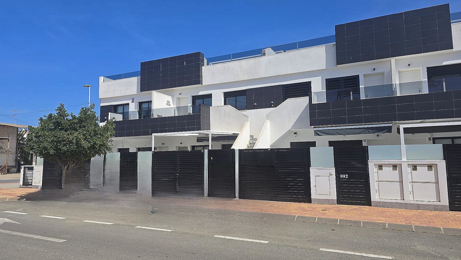 Penthouse with sun-drenched roof terrace. Penthouse with spacious terrace near the center of San Pedro del PinatarThis well-maintained penthouse is located a short distance from the lively center of San Pedro del Pinatar and offers comfortable living in a pleasant location on the Costa Cálida.The bright living room features large windows that allow plenty of natural light to enter and is directly connected to the spacious terrace—ideal for enjoying outdoor living all year round. The open-plan kitchen is modern and equipped with various built-in appliances.The penthouse has two comfortable bedrooms, both with built-in wardrobes. The master bedroom includes an en-suite bathroom, and there is also a second fully equipped bathroom, providing extra convenience for residents and guests.The spacious 80 m² solarium is fitted with a large sunshade, allowing you to enjoy the Spanish climate in both sun and shade.The property is part of a well-maintained residential complex with a communal swimming pool, perfect for relaxing and cooling off on warm days. In addition, the penthouse includes a private parking space and its own storage room, ideal for bicycles or extra storage.Thanks to its convenient location close to shops, restaurants, and other amenities, this penthouse is perfectly suited for both permanent living and as a carefree holiday home under the Spanish sun.