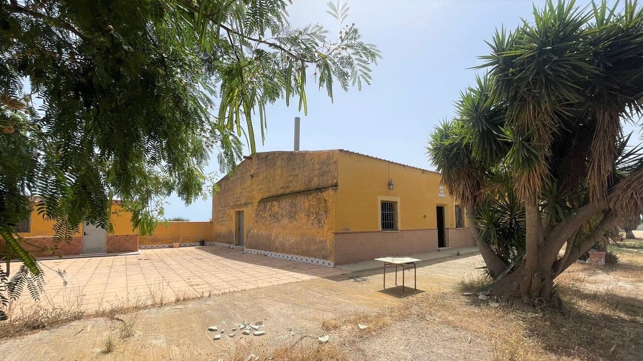 Equestrian Club in Balsicas, in the province of Murcia. For sale with an active license, a great opportunity as they no longer grant this type of license in the entire area. Property with 25,000m 2 of land with various areas of stables, riding stables, pest houses, warehouses, tool rooms & bathing areas for horses. The farm has a living area with a large living room of more than 60m 2 , a separate kitchen and a separate bathroom, as required by regulations. It is made up of 2 plots, one with rustic use & the other with urban use. Electricity is currently supplied by a generator with an approved project to put in an electric network. The option to sell separately or a lease with option to buy is also contemplated. Fabulous, opportunity, call us & come visit!